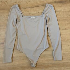 Babaton Aritzia Long Sleeve Square Neck Bodysuit Sz M Taupe Beige Minimalist*F18